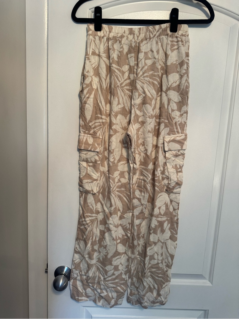 Monteau Los Angeles  Beige Floral Cargo Pants— size small - Picture 3 of 5